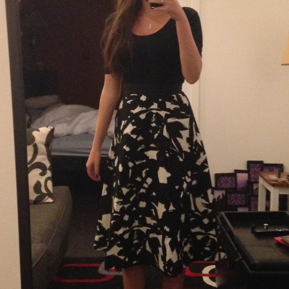 Black and white Banana Republic midi skirt - Picture 5 of 5